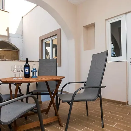 Antonio Apartment Vir